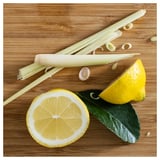 Citrony a citronová tráva na dřevěné desce