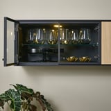 Vitrína se skleněnými dvířky, elegantní design, uložení sklenic a mís na víno, integrované osvětlení.