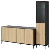 Vystavuje sadu nábytku BOASTAD, která obsahuje skříňku ze světlého dubu a černé barvy a vysokou skříňku. Moderní design s tenkými liniemi, který nabízí dostatek úložného prostoru.