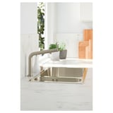 Kuchyňská baterie BOSJÖN z nerezové oceli s elegantním, moderním designem, na bílé mramorové desce.