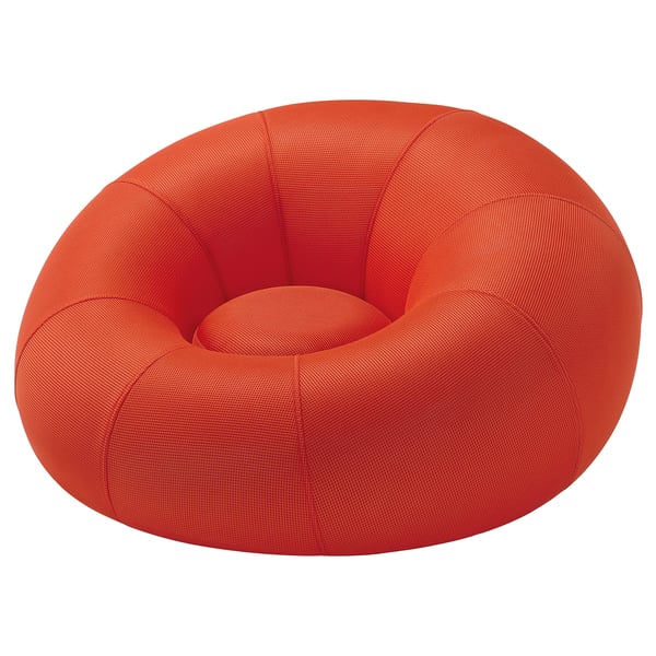Zobrazuje oranžové nafukovací lehátko jménem BRÄNNBOLL. Jeho kulatý tvar a design ze síťoviny zajišťují pohodlí a přenositelnost.