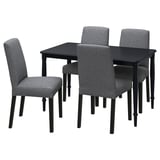 Černý čtvercový jídelní stůl se čtyřmi šedými látkovými židlemi. Moderní, elegantní design s dřevěnými nohami.