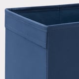 Detailní záběr na robustní námořnickou látkovou úložnou krabici, která předvádí odolné prošívání a kvalitní materiál.