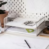 Organizér na psací stůl z bílého kovu se dvěma přihrádkami na čistý stůl. Obsahuje dokumenty a nástroje pro návrh.