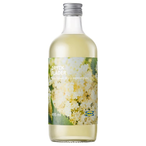 Láhev koncentrátu z bezinkových květů IKEA, čirá tekutina, bílá etiketa se žlutými květy, 495 ml.
