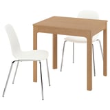 Jídelní souprava IKEA EKEDALEN se světle hnědým dřevěným stolem a dvěma bílými plastovými židlemi.