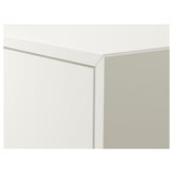 Bílý roh skříňky s jedněmi viditelnými dvířky, který vyniká elegantním designem a moderní estetikou.
