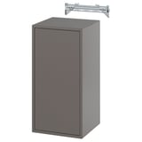 Šedá skříň s jednělými dvířky a kovovou závěsnou tyčí. Moderní, obdélníkový tvar, minimalistický design.