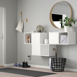 Moderní předsíň s úložným prostorem EKET, zrcadlem a slunečníkem.