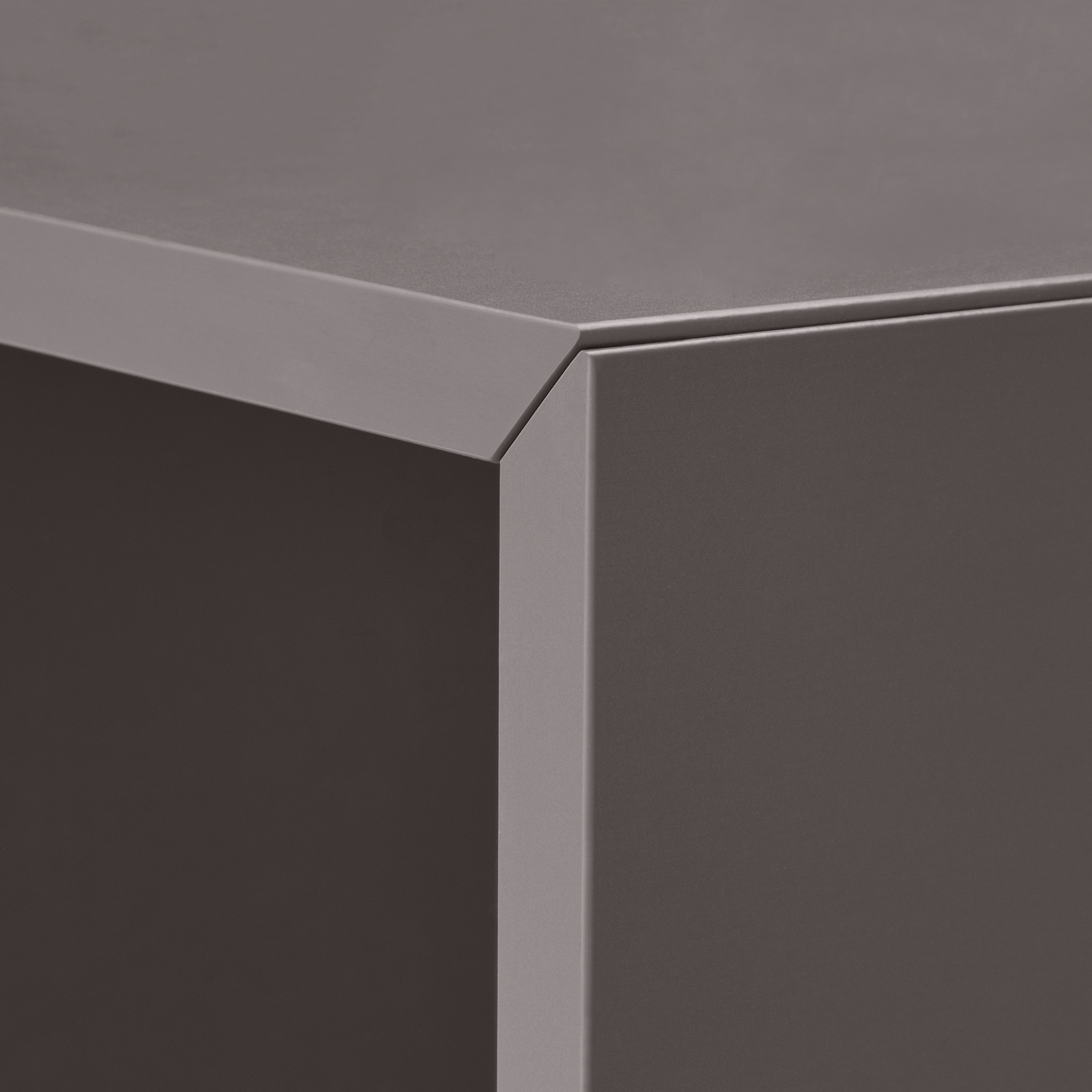 Detailní záběr elegantního, moderního šedého rohu skříně, který ukazuje hladké hrany a vysoce kvalitní povrchovou úpravu.