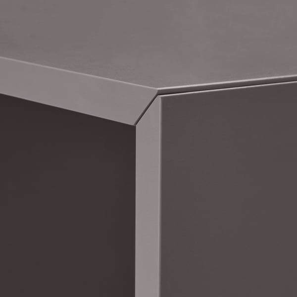 Detailní záběr na moderní, elegantní, šedý okraj skříně, který ukazuje jemnou povrchovou úpravu a stylový design.