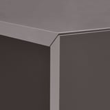 Detailní záběr na moderní, elegantní, šedý okraj skříně, který ukazuje jemnou povrchovou úpravu a stylový design.