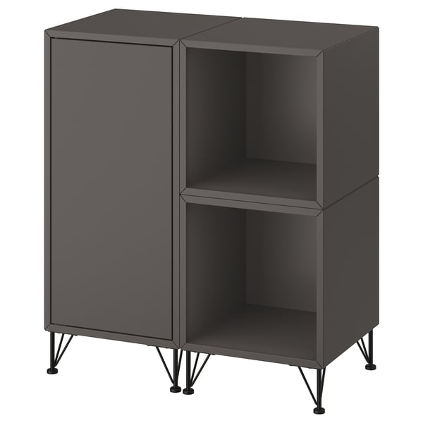 Černý úložný díl EKET s uzavřenými a otevřenými sekcemi. Hranatý design, kovové nohy, elegantní provedení.