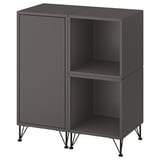 Černý úložný díl EKET s uzavřenými a otevřenými sekcemi. Hranatý design, kovové nohy, elegantní provedení.