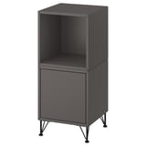 Úložný díl EKET v černé barvě. Má moderní design s otevřenými i uzavřenými přihrádkami, podepřenými kovovými nohami.
