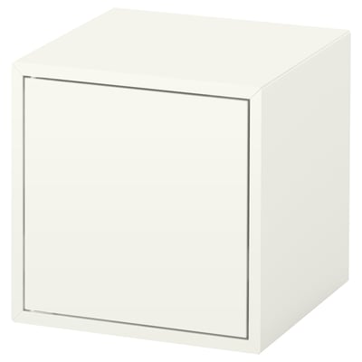 Bílý úložný díl EKET cube s jednoduchými dveřmi. Tvar je čtvercový a design je minimalistický a moderní.