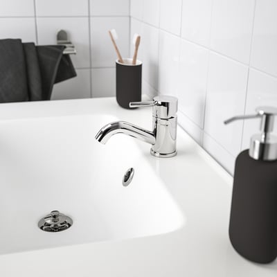 Moderní koupelna: chromová baterie, dávkovač černého mýdla.