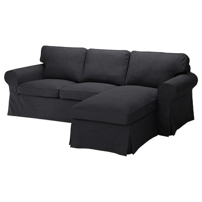 Sekční pohovka EKTORP z šedé látky s lenoškou. Má moderní design se silnými polštáři a oboustranným opěradlem.