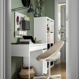 Moderní bílá domácí kancelář se stylovou, nastavitelnou kanceláří, elegantním stolem a uspořádaným úložným prostorem na stěně.