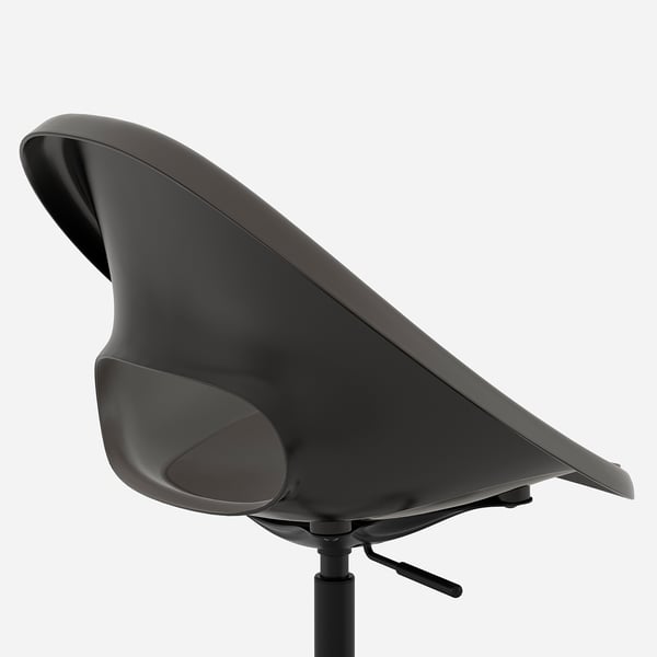 Černá ergonomická kancelářská židle s elegantními křivkami a nastavitelnou výškou, při pohledu ze strany.