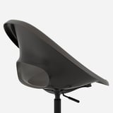 Černá ergonomická kancelářská židle s elegantními křivkami a nastavitelnou výškou, při pohledu ze strany.