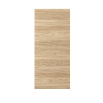 Obdélníkové dřevěné panelové dveře v provedení světlý dub. Má hladký, odolný povrch a design s přirozenou kresbou dřeva.