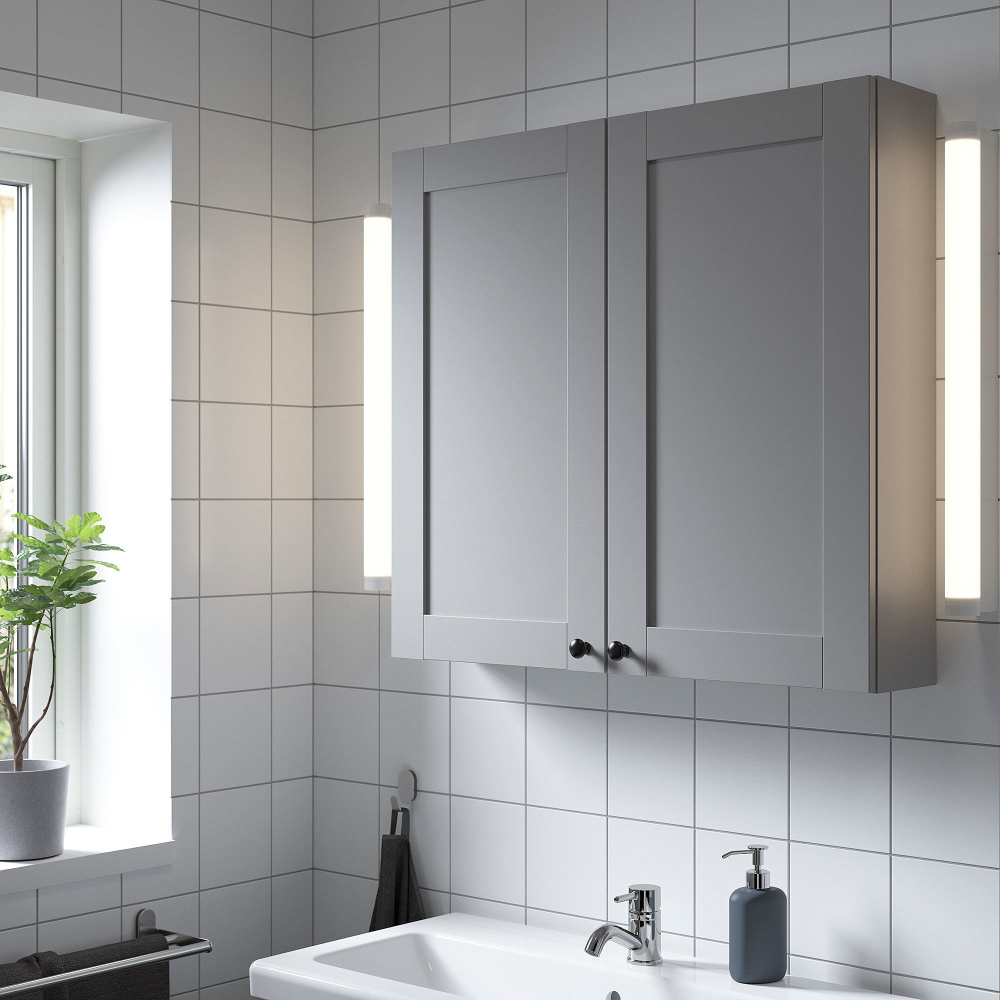 Moderní šedá nástěnná skříňka ENHET nad dřezem, elegantní design, velká velikost.