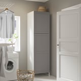 Šedá skříňka ENHET v prádelně, vysoká se dvěma dveřmi, moderní design.