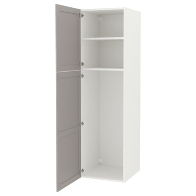 ENHET vysoká, bílá skříňka s šedými dvířky, dvěma policemi, čistým minimalistickým designem.