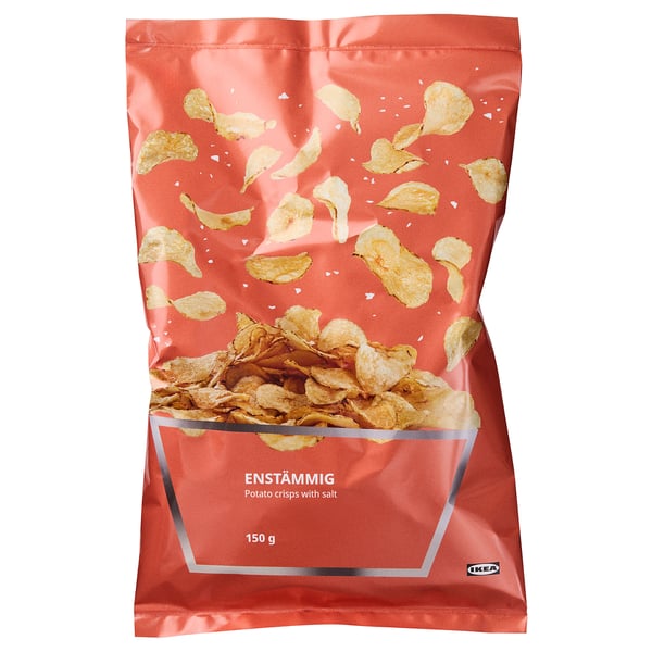 Červené balení bramborových lupínků ikeas ENSTÄMMIG. Ukazuje brambůrky, hmotnost 150g.