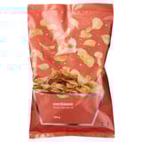 Červené balení bramborových lupínků ikeas ENSTÄMMIG. Ukazuje brambůrky, hmotnost 150g.
