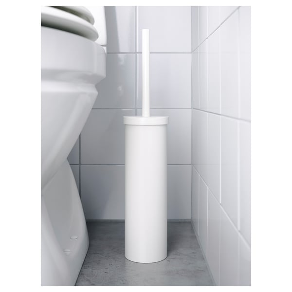 Držák WC štětky ENUDDEN s náhradním kartáčkem v moderní koupelně.
