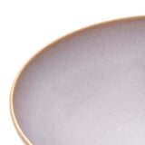 Detailní záběr hladké, skvrnité šedé desky se slabým okrajem, která představuje vysoce kvalitní, ručně zpracovaný design.
