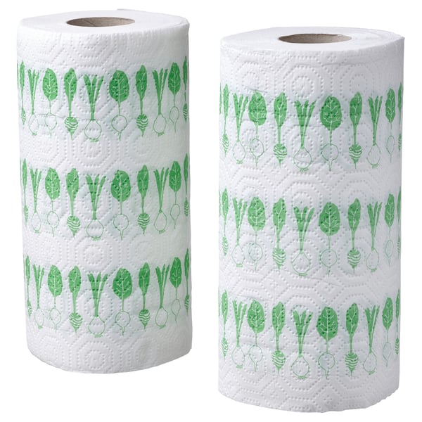 Dvě role bílých papírových utěrek FAMILJ se zelenými zeleninovými vzory, válcovitého tvaru, vyrobené z recyklovaného papíru.