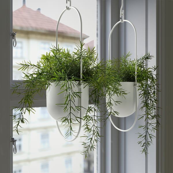 Bílé závěsné rostliny FEJKA oživují vnitřní prostory s nenáročnou údržbou, spojují minimalistický design a ekologické materiály.