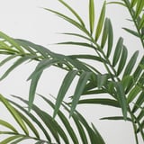 Zářivé, realistické zelené listy umělé rostliny s realistickou texturou.