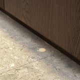 Myčka nádobí s nosníkem na podlaze, osvětlující podlahu při chodu.
