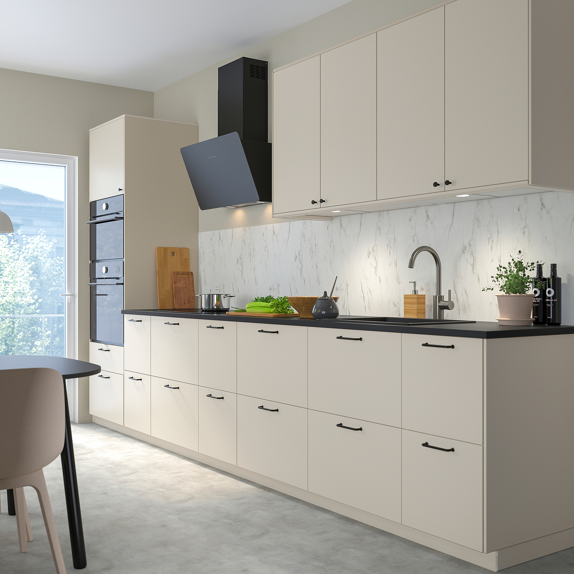 Moderní kuchyňská linka s bílou troubou FINSMAKARE, elegantními pracovními deskami, černými klikami, šedou podlahou a velkým oknem.