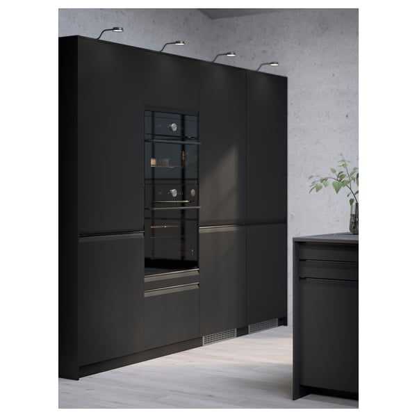Moderní kuchyňská linka s černými integrovanými spotřebiči a elegantními skříňkami.