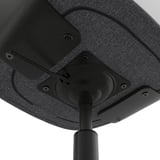 Pohled zespodu na základnu a mechanismus kancelářských židlí FJÄLLBERGET, která představuje kvalitní materiály a bezpečnou konstrukci.