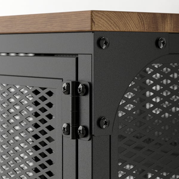 Detail rohu úložného stolu FJÄLLBO, který ukazuje robustní kovové spoje s dřevěnou deskou, zdůrazňující kvalitní konstrukci.