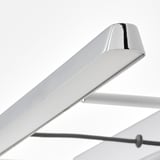 Lampa z leštěného chromu s elegantním, nastavitelným designem pro přesné osvětlení.