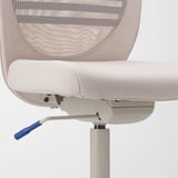 Výškové nastavení kancelářských židlí a modré madlo pro mechanismus uzamykání náklonu.