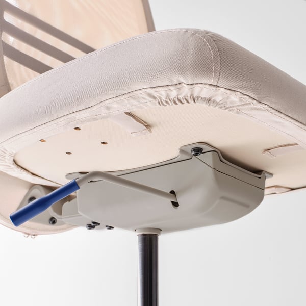 Ergonomická spodní strana židle ukazuje robustní mechanismy, zajištěnou stabilitu s uzamykatelným sklonem a odolné materiály pro dlouhodobé používání.