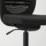 Černá kancelářská židle, výškově nastavitelná, opěradla ze síťoviny, viditelný mechanismus sklopného zámku.