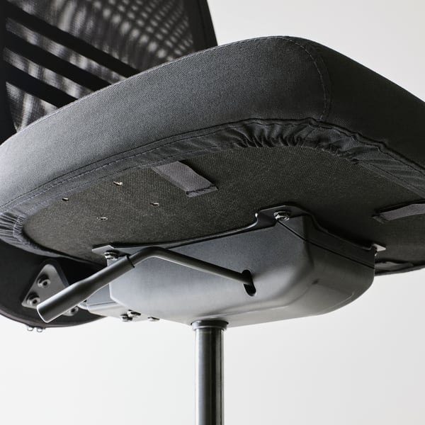 Ergonomická židle zblízka: pevná kovová základna, robustní sedák, vysoce kvalitní látka, nastavitelný design.