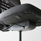 Ergonomická židle zblízka: pevná kovová základna, robustní sedák, vysoce kvalitní látka, nastavitelný design.