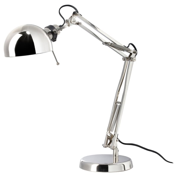 Chromová stolní lampa forsa s nastavitelným ramenem a stínidlem ve tvaru kopule.