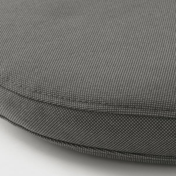 Detailní záběr odolného, texturovaného šedého povlaku na venkovní polštář, který předvádí kvalitní látku a bezpečný zip.