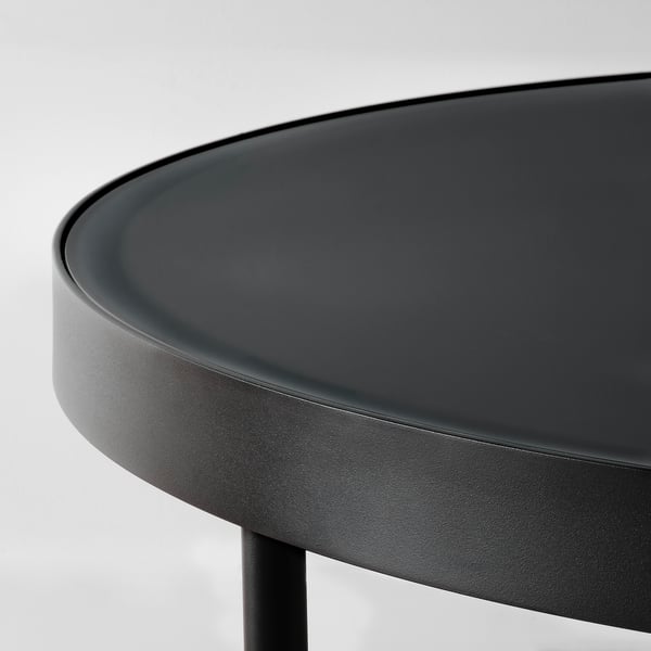 Kulatý černý odkládací stolek s elegantním designem, hladkým povrchem a robustní konstrukcí. Ideální pro moderní interiér.